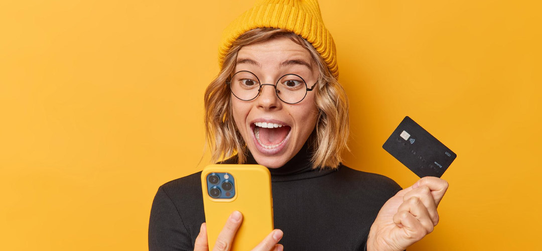 femme-contente-téléphone-cb